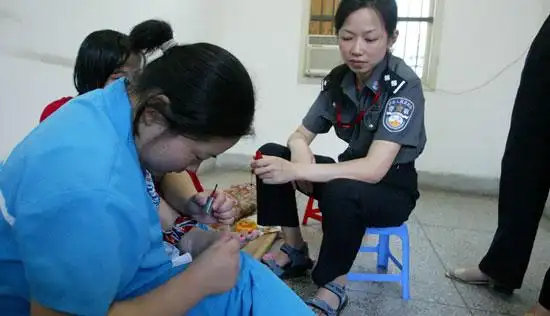 6月25日清晨6点,武汉市第一看守所内,女警和普通女犯正帮毒贩死囚李