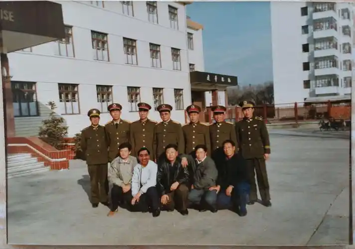 现沈阳军区后勤部政治部主任沈永年大校合影