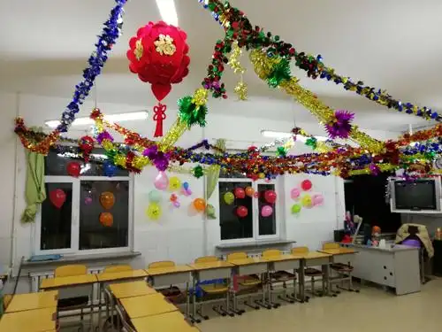 联欢会前家长精心布置的教室