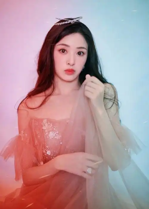 张含韵粉色纱裙