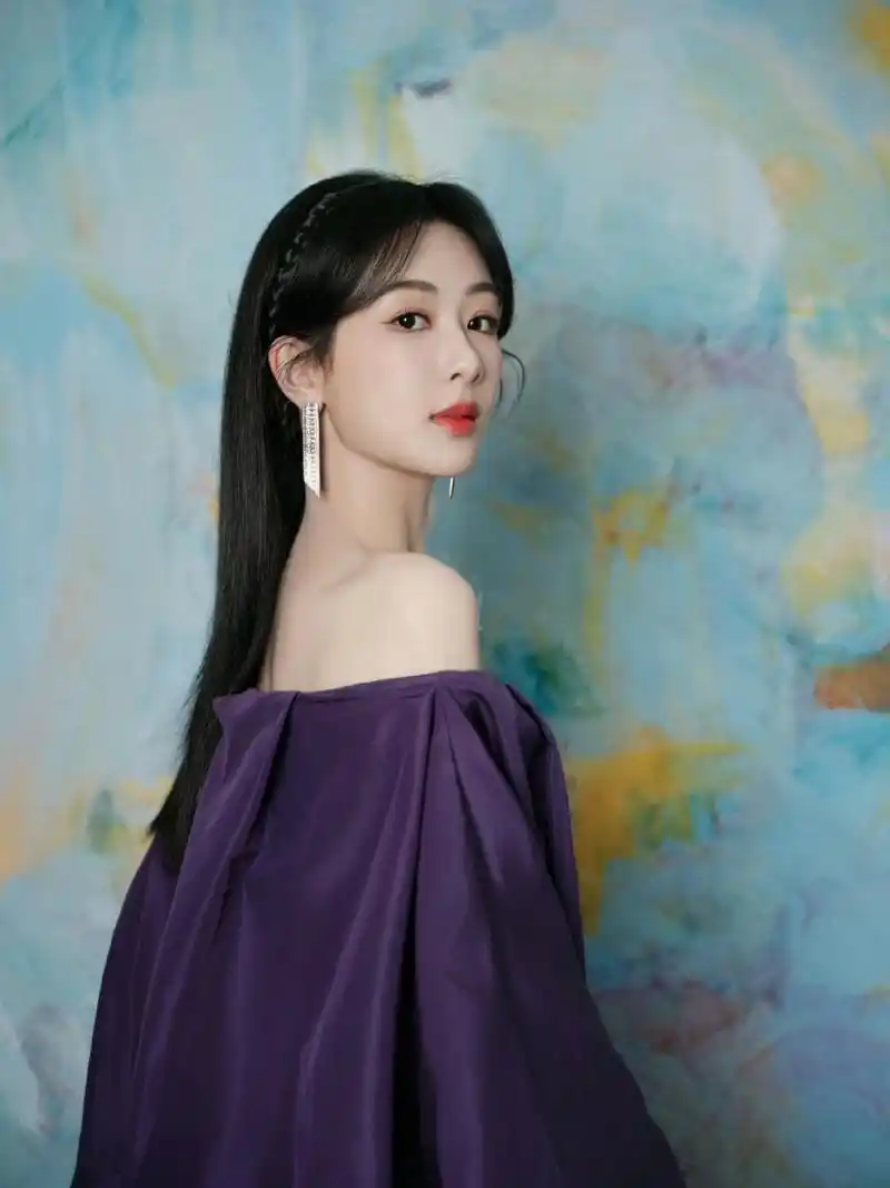杨紫紫色露肩长裙写真,肩颈锁骨美白动人!#2024我想说