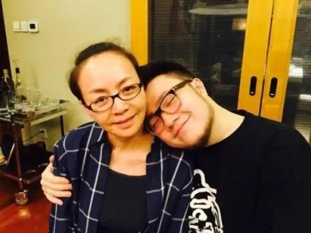 都说父亲是人生道路上的一盏明灯,是孩子可以依靠的港湾和臂膀.