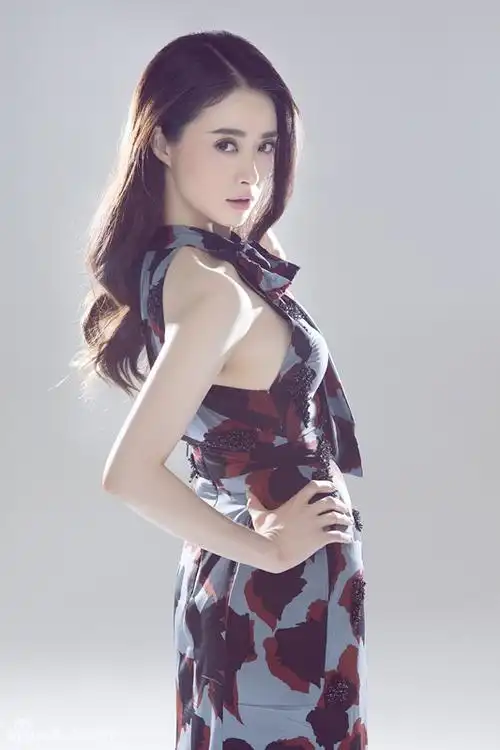 蒋欣优雅写真风情万种 秀玲珑身材女人味十足