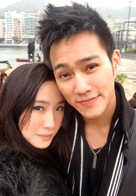 赵雅芝三子黄厍槭访永 与美女亲密合照流出(组图)