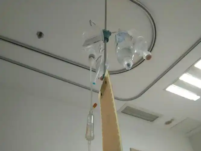 我躺在床上打着吊针, 时而醒着,时而半醒半睡, 隐隐听到看护和病友在