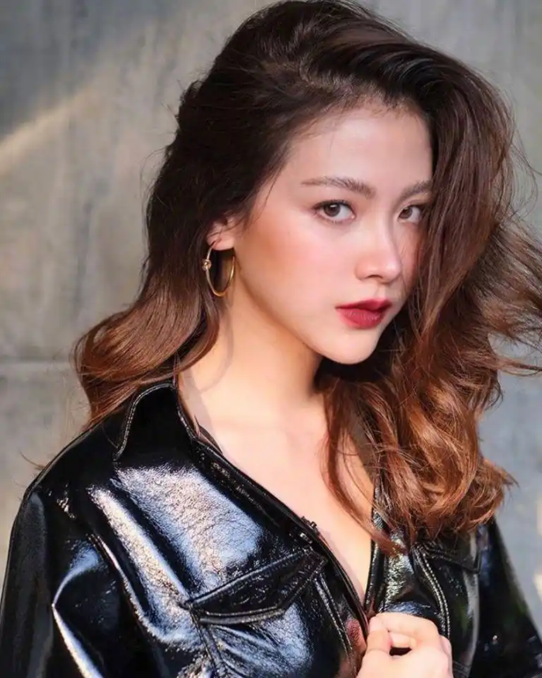 泰国女演员吕爱惠性感写真肤白貌美眼神太迷人了