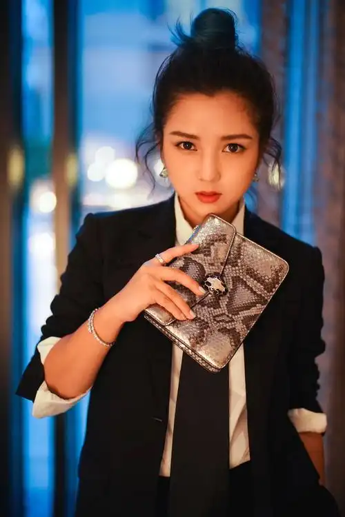 帅呆了何洁写真一身西装帅气撩人眼神带电