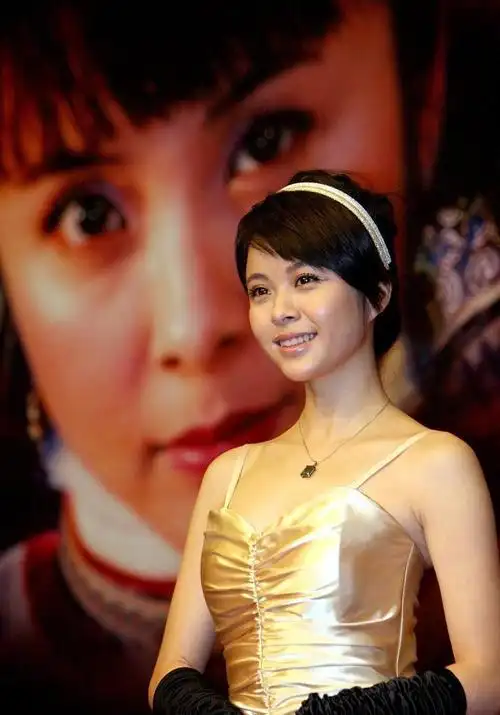 杨若兮真挺甜美的,缎面吊带裙配黑色手套,复古美感挺浓的 - 时尚 - 52