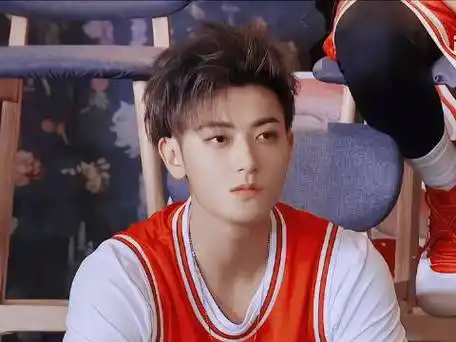 黄子韬就不当言论道歉#黄子韬与外国dj小马丁的同台事件引发了广泛的