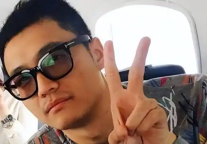 原创宋喆现身发廊暴瘦憔悴疑回村种田喂猪出狱扬言报复王宝强的他如今