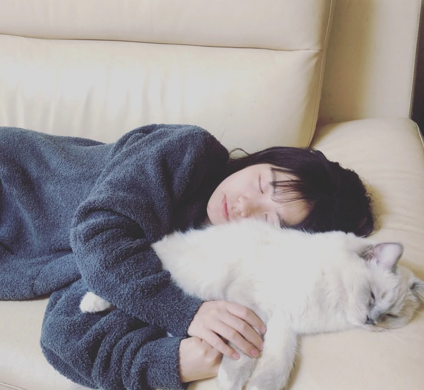 原创火箭少女成员睡姿杨超越可爱吴宣仪豪放看段奥娟心疼