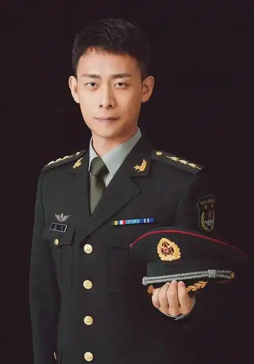 原来他曾经是一名军人,现在成功转型为一名出色的演员,也不会忘了自己