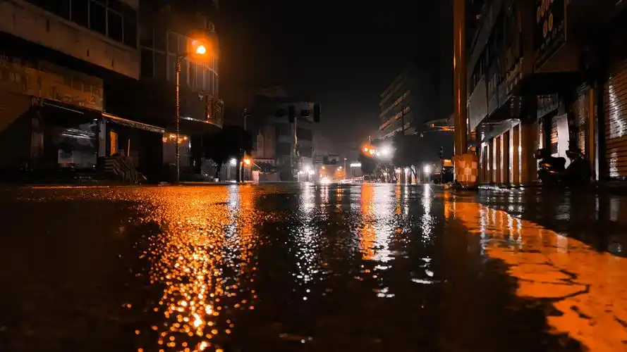 夜晚大雨