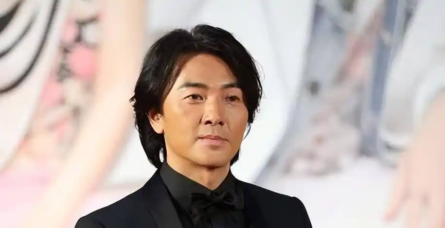 但在超市的时候,郑伊健的表现却让人感到非常不高兴.55岁郑伊健携