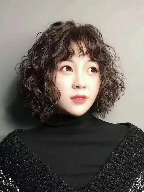 建议女人:五六十岁的女人,建议试试这几款短烫发,减龄显气质.