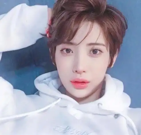 很chic的中性短发女生 又帅又美