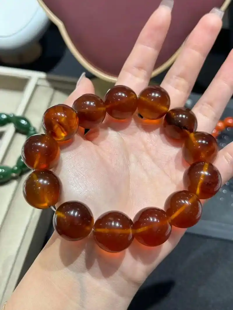 金棕蜜琥珀手串,千年琥珀万年蜡,华贵引人,具有富贵之美,光是 - 抖音