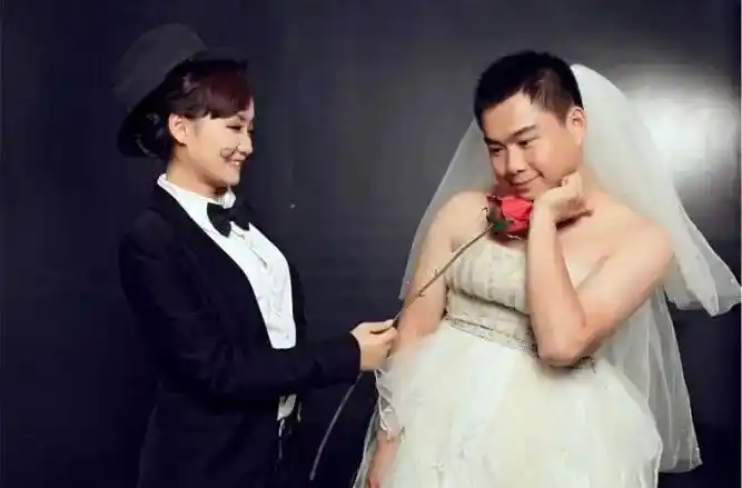 笑破肚皮搞笑的反串婚纱照