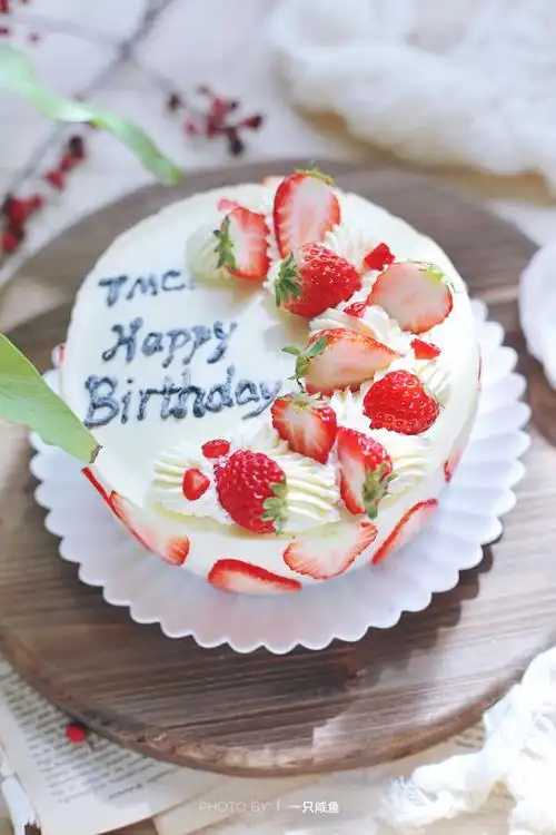 昨天给妹妹做的生日蛋糕,草莓酱夹心的芝士慕斯蛋糕.