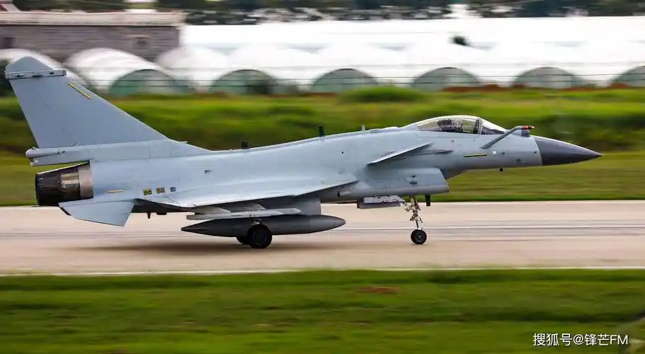 歼10c战斗机三款战机的连续服役,让中国空军主力战机从落后西方一代