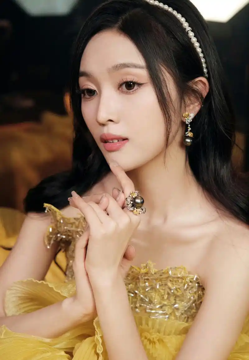 吴宣仪,红色抹胸裙,高贵典雅!