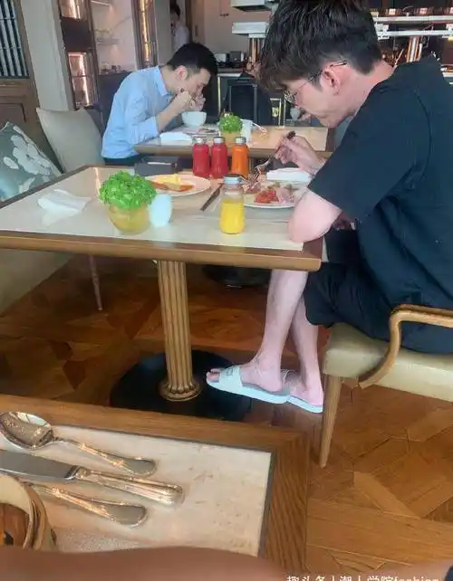 35岁张翰近况曝光,打扮随意接地气,脚踩拖鞋外出用餐无丝毫包袱