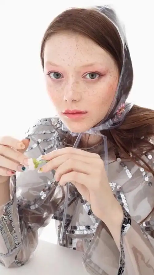 在亚洲审美中小姐姐就不那么美好了,一脸雀斑,眉毛