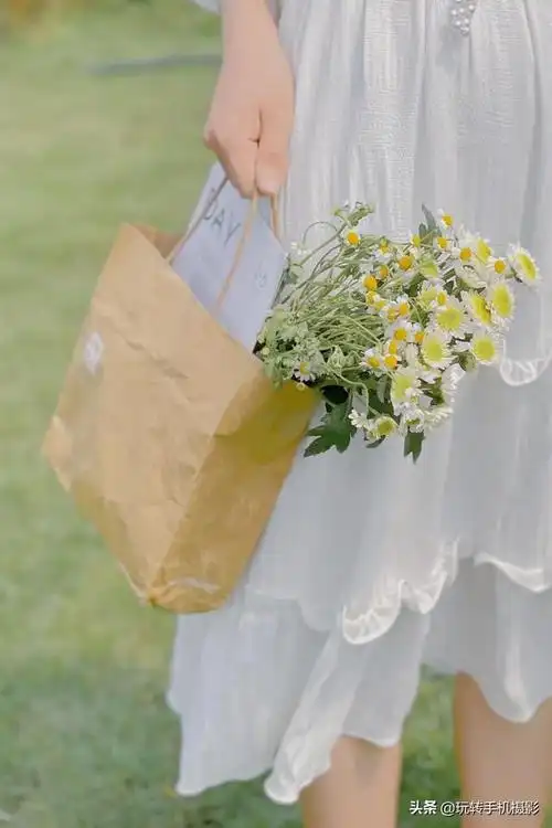 手拿花拍照姿势大全