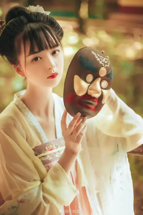 胭脂妆淡淡匀提笔皆不是空作相思字