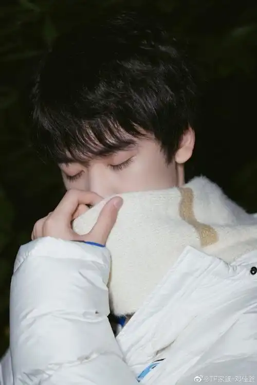 邓佳鑫库存照的氛围感好绝 卷毛小邓好可爱!_高清图集_新浪网