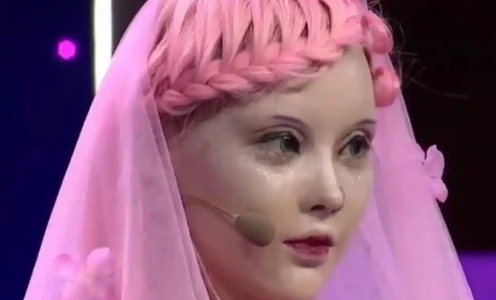 真人芭比迪丽拉:拒绝承认整容,妆前妆后差别明显