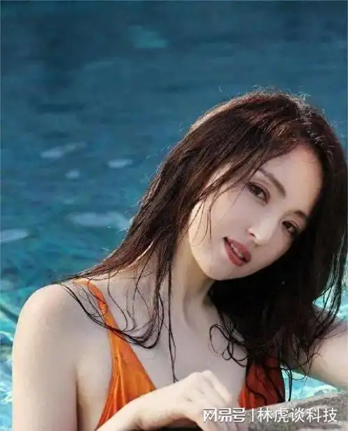 董璇穿红色比基尼美艳, 大方秀线肤白貌美 !