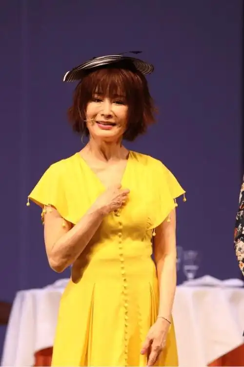 70多岁潘迎紫不服老穿黄裙硬凹少女感可皮肤松弛显出真实年纪