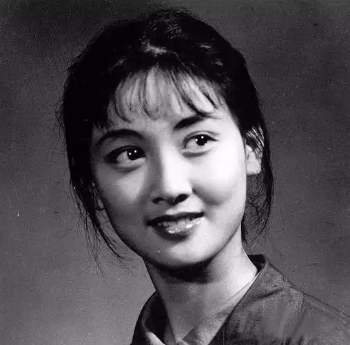 王熙凤扮演者(同样是演"王熙凤",把刘晓庆和邓婕,放在一起看,差别就