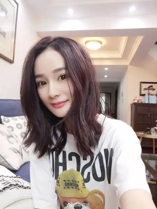 杨幂替身卓亨瑜代言网游了不说还以为是杨幂本人