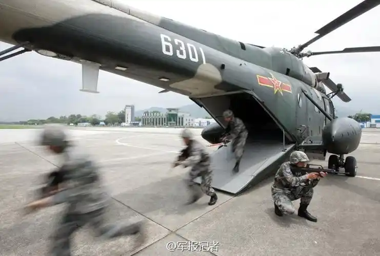 驻港部队航空兵演练超低空侦察编队攻击