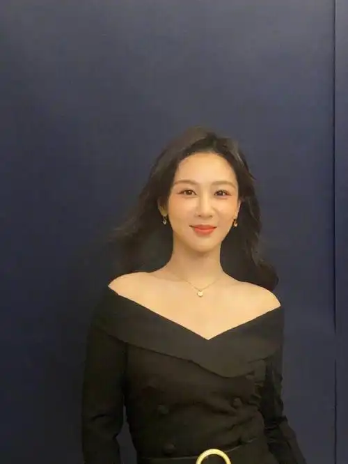 杨紫晒九宫格美照 长发飘扬红唇抢镜