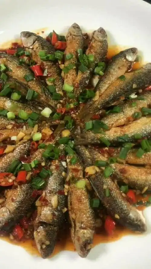这是我为大家准备的红烧小河鱼,教程在上个视频里!