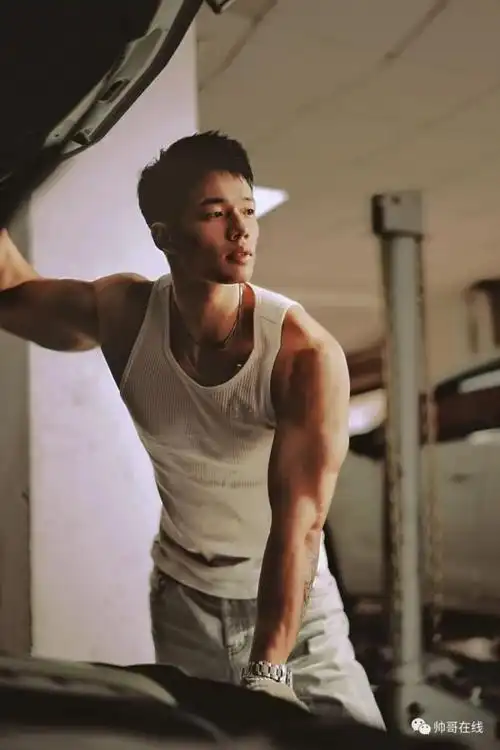 00后八块腹肌修车工太帅了,退役兵哥还是肌肉私教,网友都在馋他的身子