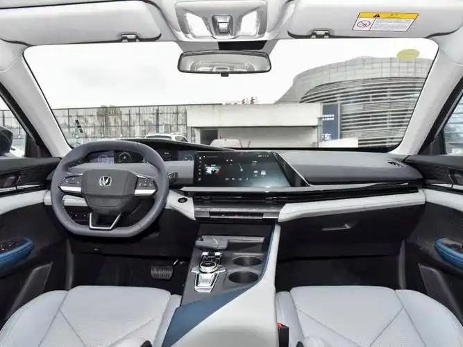 首页>车行情>行情详情> 长安uni-v智电idd的内饰设计时尚简约,中控台