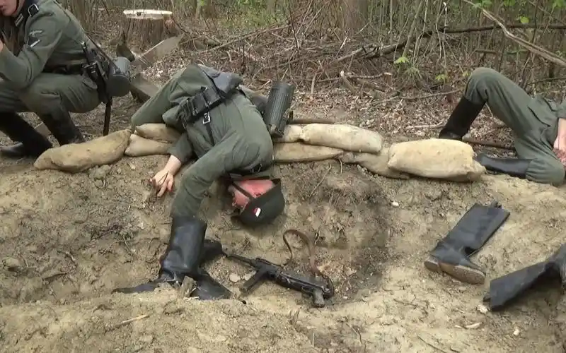 国外的横店-表演德国马靴鬼子士兵被各种消灭