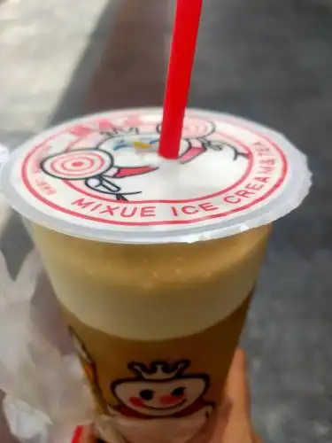 然后晃晃晃,把奶盖和茶混匀,就能得到一杯清爽低糖芝士奶茶