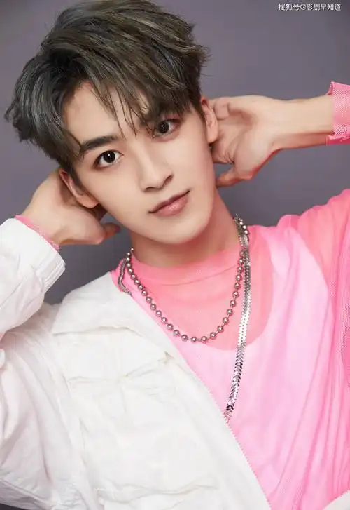 原创r1se男团解散何洛洛签约新公司背靠平台和影视公司走演员道路