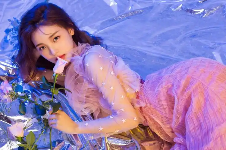 曾雪瑶花样写真浪漫唯美 宛若梦幻女神人比花娇