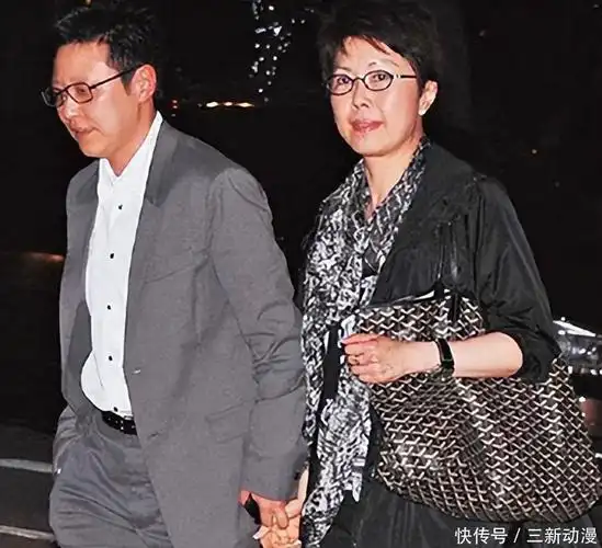 周利伟家底殷实,她是公仔面大王侄女,她的取向在香港富豪圈从来不是