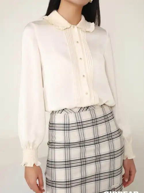 宫廷风衬衫精致的荷叶边油画般的面料触感无一不散发着浓浓的法式风情