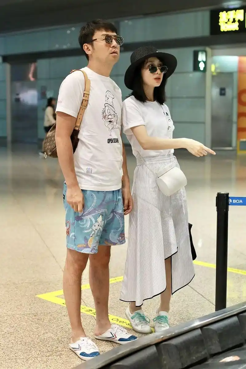 近日,雷佳音的妻子翟煦飞在社交媒体上晒出了一张与女儿的合照,展现了