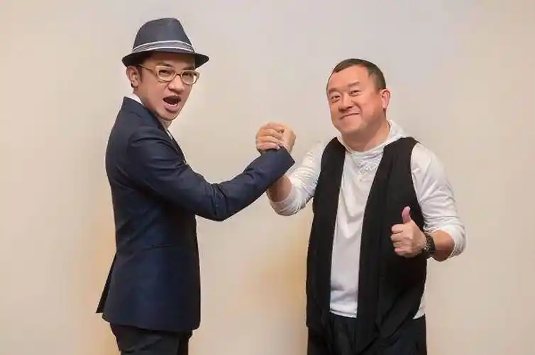 曾志伟热吻靓模视频流出,女方身材丰满身高1.8米_lebara_女子_媒体