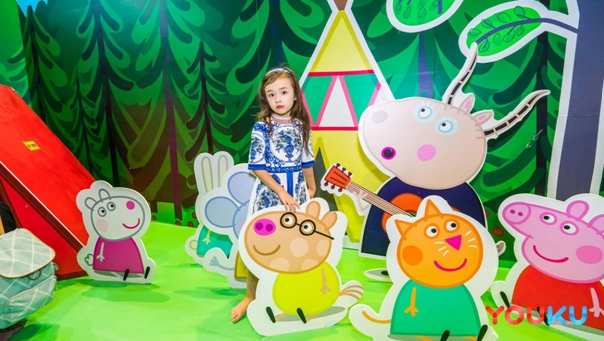 《小手牵小狗》萌娃苏菲变身小猪佩奇超级粉丝