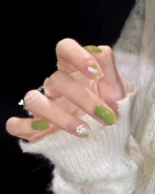 指甲图片美甲款式(春日美甲时髦显白拿图去做)